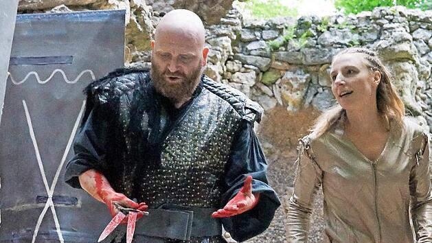 Macbeth ist mit Blut besudelt, weil er auf seine Frau geh&ouml;rt hat: Sie dr&auml;ngte ihn zum Mord an K&ouml;nig Duncan. Foto: Sonny Adam