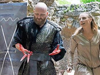 Macbeth ist mit Blut besudelt, weil er auf seine Frau gehört hat: Sie drängte ihn zum Mord an König Duncan. Foto: Sonny Adam