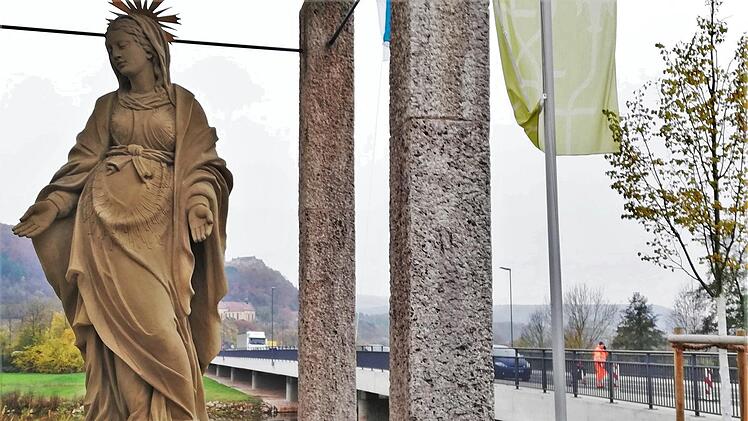 Mit der neuen Saalebr&uuml;cke im R&uuml;cken blickt deren Schutzheilige Maria auf die Kirchen der Stadt Hammelburg. Die Figur ist eine wahre Seltenheit, denn eine schwangere Madonna gibt es nicht so oft. Sigismund von Dobsch&uuml;tz