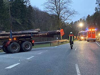 Am Dienstagmorgen ereignete sich bei Hollfeld ein schwerer Unfall zwischen einem Schulbus und einem Holzlaster. Foto: News5/Merzbach