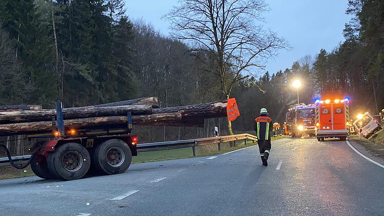 Am Dienstagmorgen ereignete sich bei Hollfeld ein schwerer Unfall zwischen einem Schulbus und einem Holzlaster. Foto: News5/Merzbach