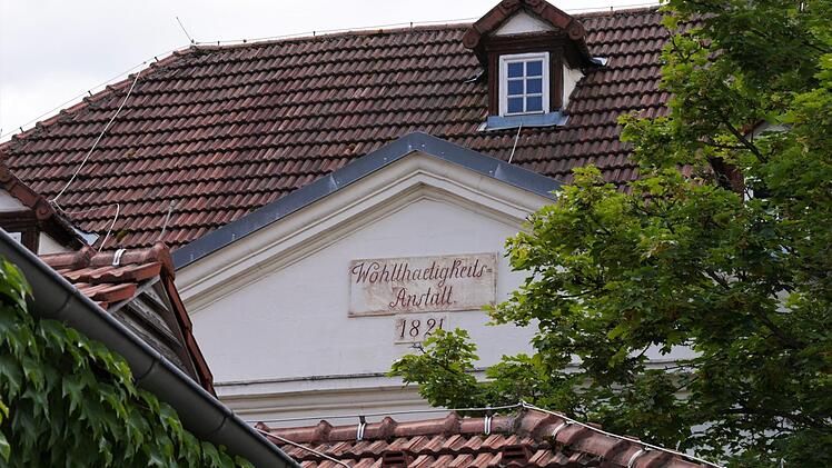 Eine Aufschrift am Dachgiebel erinnert an den ursprünglichen Nutzungszweck.