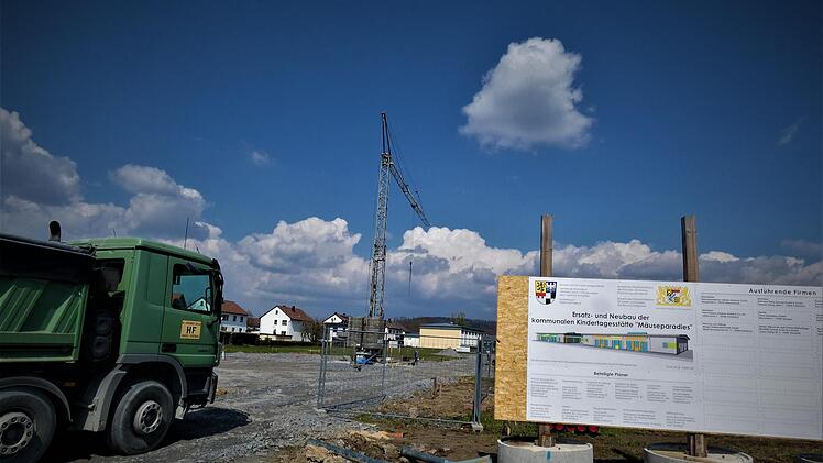 Bei der Stabilisierung des Baugrunds für die neue Kindertagesstätte "Mäuseparadies" muss die Gemeinde Himmelkron mit Mehrkosten von rund 150 000 Euro rechnen.