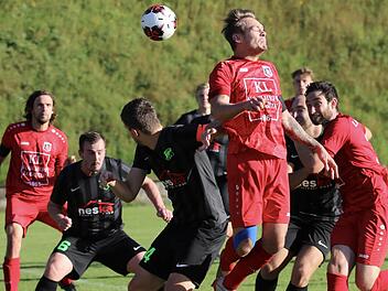Stürmer Max Petrunin (FC Fuchsstadt) im Haibacher Strafraum das runde Leder über den Scheitel.  Foto: Sebastian Schmitt
