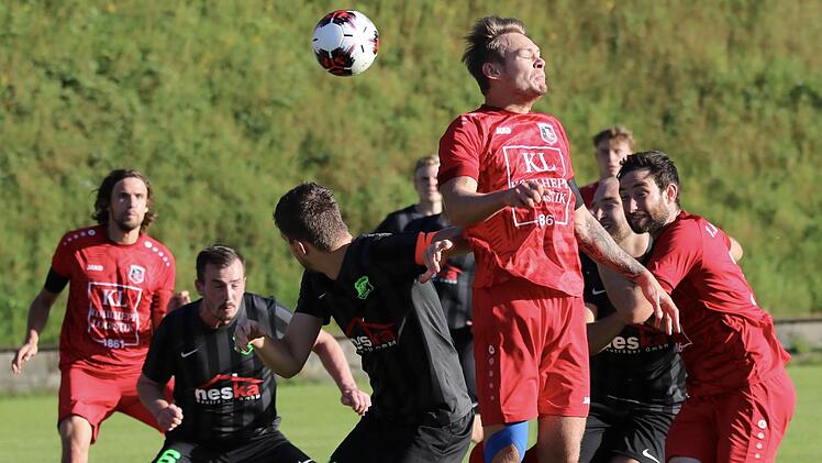 Stürmer Max Petrunin (FC Fuchsstadt) im Haibacher Strafraum das runde Leder über den Scheitel.  Foto: Sebastian Schmitt
