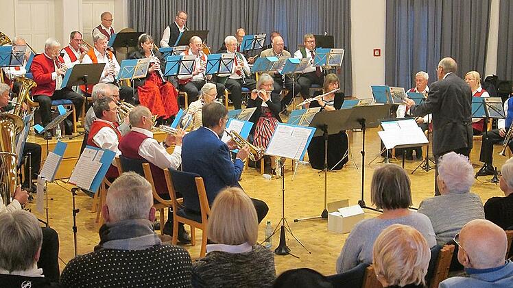 Dem 40 Musiker umfassenden Unterfränkischen Senioren-Orchester gelang mit dem Adventskonzert eine eindrucksvolle musikalische Gala in der Bayerischen Musikakademie.
