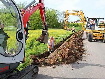 Diese Foto von den Bauarbeiten liefert den Beweis: Zwischen Rentweinsdorf und Lind wurden zwei Leerrohre verlegt. Archivfoto: Ralf Kestel
