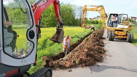Diese Foto von den Bauarbeiten liefert den Beweis: Zwischen Rentweinsdorf und Lind wurden zwei Leerrohre verlegt. Archivfoto: Ralf Kestel