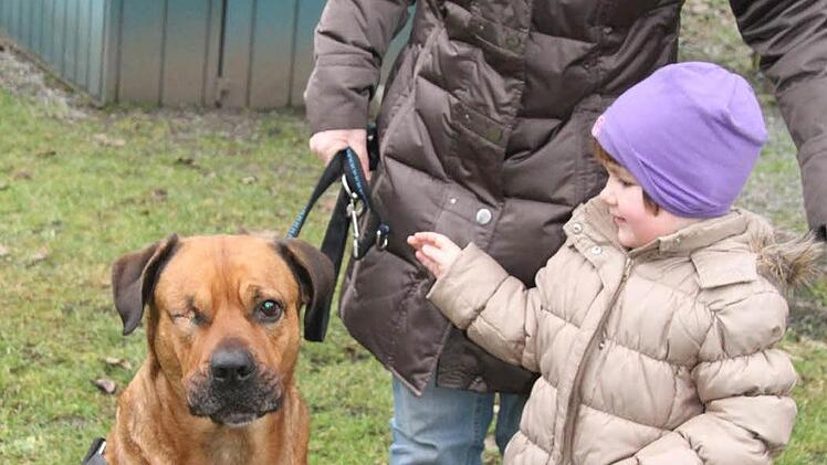 Erika Birkel mit Enkelin Emilia Erhardt und ihrem Hund, der ein Auge verloren hat.