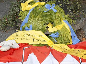 Dort, wo das Loch für den Kirchweihbaum ist, wurde von den Kerwasburschen Schlaifhausen ein Kranz niedergelegt.  Foto: Oswald