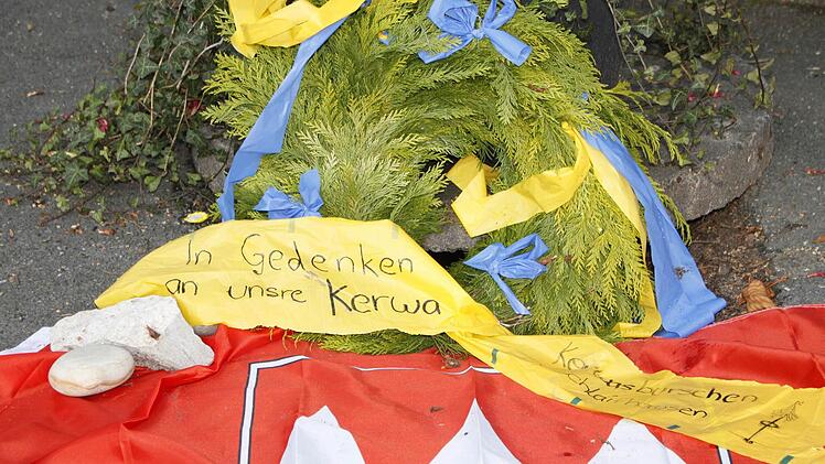 Dort, wo das Loch für den Kirchweihbaum ist, wurde von den Kerwasburschen Schlaifhausen ein Kranz niedergelegt.  Foto: Oswald