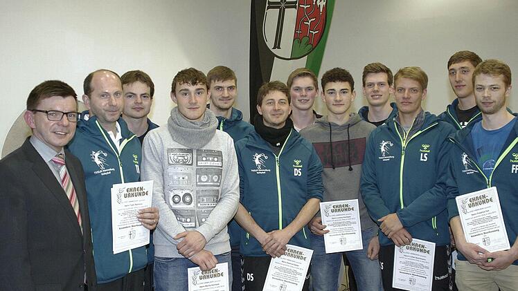 In fünf Jahren gelang viermal der Aufstieg in die nächsthöhere Klasse bis in die Bundesliga. Dafür wurde (l.) das Herrenvolleyball-Team als "Mannschaft des Jahres 2014" ausgezeichnet. Foto: Winfried Ehling