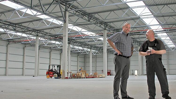 Auf 5000 Quadratmeter stehen bald die Hochregal-Lager im neuen Logistikzentrum, wo sich Ralf Ebner beim Besuch mit unserer Zeitung beim Spengler über den Fortgang der Arbeiten informierten. Die lange Regenperiode sorgte für eine dreimonatige Verzögerung, im September wird der Betrieb aber anlaufen.  Foto: Ralf Kestel