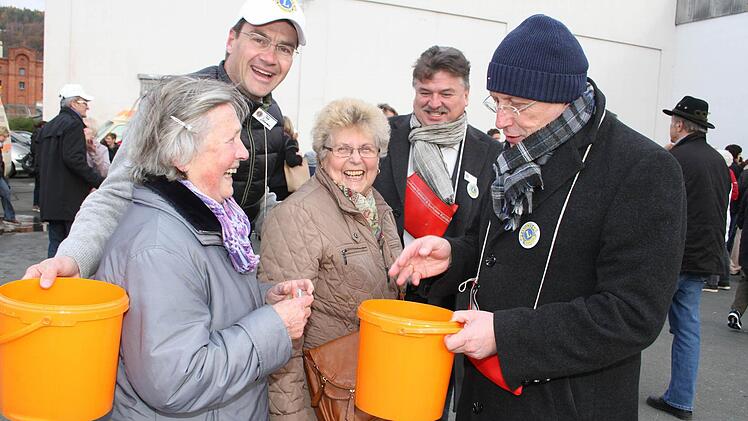 Die Promis verkauften Lose für einen guten Zweck: Jörg Lehmann, Landrat Klaus Peter Söllner und Oberbürgermeister Henry Schramm hatten Erfolg.