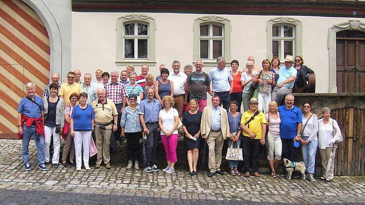 Alle zamm vor dem Heimatspielhaus. Foto: Paul Ziegler