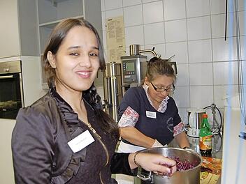 Sara Barati (links) und Andrea Schiele-Eberlein schnippeln Gemüse.