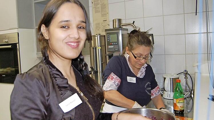 Sara Barati (links) und Andrea Schiele-Eberlein schnippeln Gemüse.