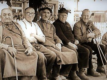 Unter der Linde war ein beliebter Treffpunkt für die ältere Generation (von links): Johann Ehrsam, Richard Popp, H. Ehrsam, Hans Loscher, Richard Wilde und der junge Peter Kalb. Die Aufnahme entstand 1966. Repro: Gerd Fleischmann