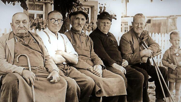 Unter der Linde war ein beliebter Treffpunkt für die ältere Generation (von links): Johann Ehrsam, Richard Popp, H. Ehrsam, Hans Loscher, Richard Wilde und der junge Peter Kalb. Die Aufnahme entstand 1966. Repro: Gerd Fleischmann