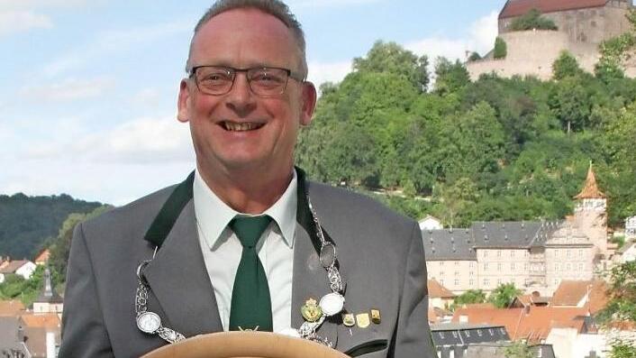 Reiner Weiß war im letzten Jahr König der Schützengilde Kulmbach, auch in diesem Jahr landete er wieder den besten Treffer und wurde erneut zum Schützenkönig gekrönt. Die Schützenscheibe mit dem Patersbergturm als Andenken an seine Regentenzeit hat Weiß selbst gemalt. Fotos: Sonny Adam