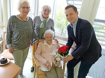 Glückwünsche für Johanna Lang zum 100. Geburtstag überbringen (von links) Tochter Christiane Zeitler-Volk, Tochter Gabriele Lang und Bürgermeister Tobias Ehrlicher.  Foto: Lothar Weidner