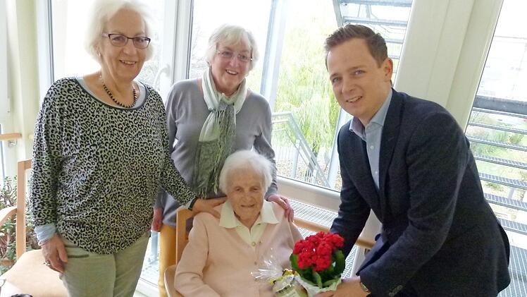 Glückwünsche für Johanna Lang zum 100. Geburtstag überbringen (von links) Tochter Christiane Zeitler-Volk, Tochter Gabriele Lang und Bürgermeister Tobias Ehrlicher.  Foto: Lothar Weidner