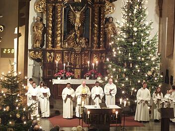 Helmut Hetzel zelebrierte den Gottesdienst gemeinsam mit Kaplan Sebastian Schiller, Pater Moison Michael, Pater Justine Paul Palimattom sowie Pastoralreferent Thomas Matzick in der weihnachtlich geschmückten Stadtpfarrkirche.Manfred Welker