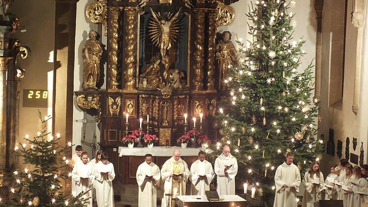 Helmut Hetzel zelebrierte den Gottesdienst gemeinsam mit Kaplan Sebastian Schiller, Pater Moison Michael, Pater Justine Paul Palimattom sowie Pastoralreferent Thomas Matzick in der weihnachtlich geschmückten Stadtpfarrkirche.Manfred Welker