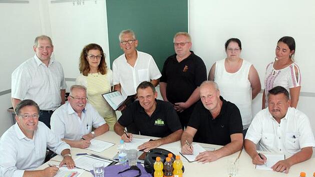Die Schulleiter und Bürgermeister der Verbundspartner bei der Unterzeichnung des neuen Vertrages. privat