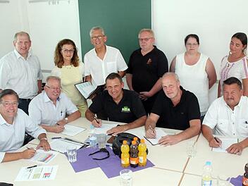 Die Schulleiter und Bürgermeister der Verbundspartner bei der Unterzeichnung des neuen Vertrages. privat
