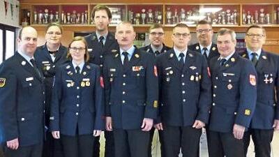 Die Vertreter der Jugendfeuerwehren mit Kreisbrandrat Oliver Flake, den Kreisbrandmeistern und Kreisjugendfeuerwehrwart Christian Wolfrum  Foto: Pauline Lindner