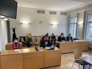 Am Mittwoch trafen Inge Aures und Udo Petzold (rechts) vor dem Landgericht Bayreuth aufeinander. Mit im Bild ihre Anwälte Frank Stübigner (Zweiter von links) und Christian Dietrich.Foto: Jürgen Gärtner