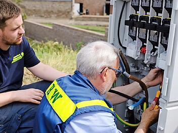 Elektrofachkräfte des THW Ortsverbandes Baiersdorf setzen im Katastrophengebiet einen Stromverteiler instand.