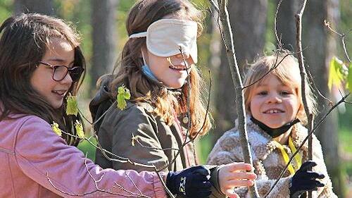 Bei der „Waldschule“ lernten auch die Gundschulkinder aus Breitengüßbach die Natur hautnah kennen.