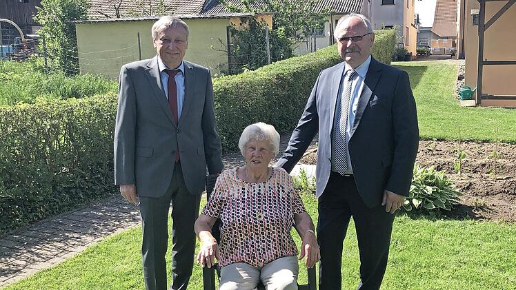 Bürgermeister Paul Steins (links) und stellvertretender Landrat Otto Siebenhaar mit der Jubilarin Kunigunda Werner