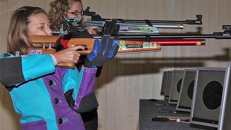 Zwei Jungeschützen an der neuen Schießanlage der Almrauschschützen in Schwärzelbach. Zu den Investitionen in Höhe von insgesamt 30 000 Euro erhält der Verein einen 15-prozentigen Zuschuss.  Foto: Gerd Schaar