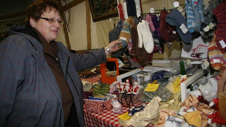 Isolde Nagel vom Kindergarten Stadtsteinach findet die handgemachten Socken im Winter einfach prima