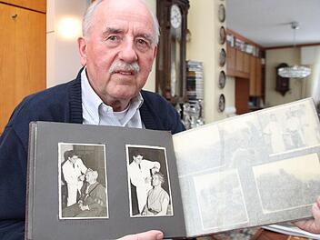 Herbert Grießhammer blättert in seinem Fotoalbum, in dem er auch die Bilder von den Wagner-Festspielen aufbewahrt. Foto: Alexander Hartmann