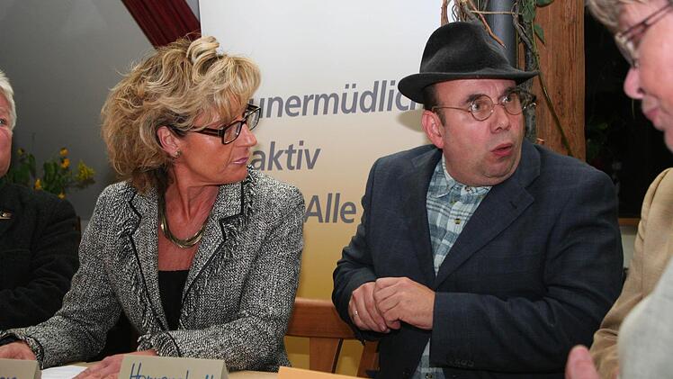 Daniela Stockmann (links) als Moderatorin und Hans Homburg als Wähler in der Polit-Talkshow der Theatergruppe