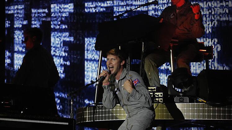 Ein Brite im Astronauten-Look: James Blunt begeisterte die Fans in der ausverkauften Brose-Arena. Zwei Stunden lang präsentierte er eine geballte Ladung an Ohrwürmern. Foto: Matthias Hoch