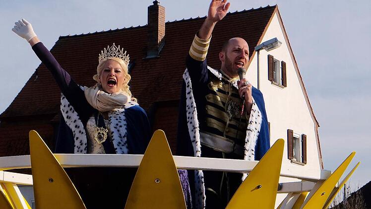 Und huldvoll grüßt das Jubiläums-Königspaar Larissa I. und Jürgen I. Foto: Gerd Schaar