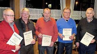 Für 40 oder 50 Jahre Mitgliedschaft zum MSC Eltmann wurden folgende Mitglieder (von links) gewürdigt: Jürgen Kolbert, Alois Schwemmlein, Veit Laubmeister, Horst Urban, Wolfgang Baum und Klaus Lüker. Vorsitzender Horst Pflaum (rechts) gratulierte den Geehrten.  Fotos: Alfons Beuerlein