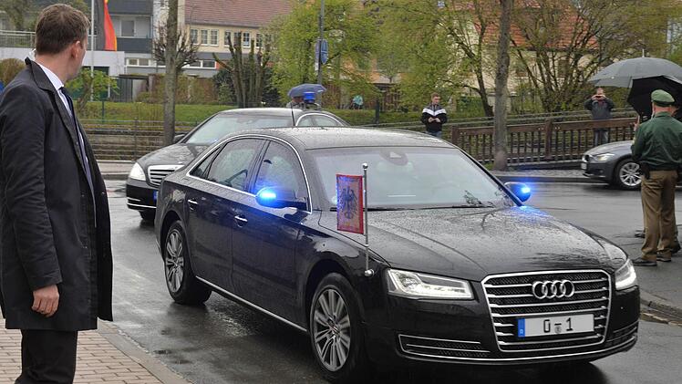 Endlich kam das schwarze Auto an...
