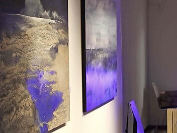 Die neue Ausstellung beim Kronacher Kunstverein lockte die Interessenten an. Foto: Michael Wunder