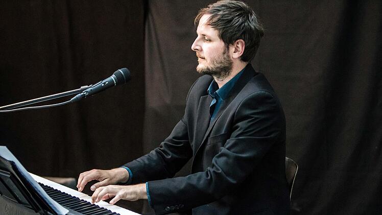 Die Coburger Experimentierplattform "Making Culture" würdigte Kurt Tucholsky. Dominik Tremel begleitete am E-Piano.Foto: Jochen Berger