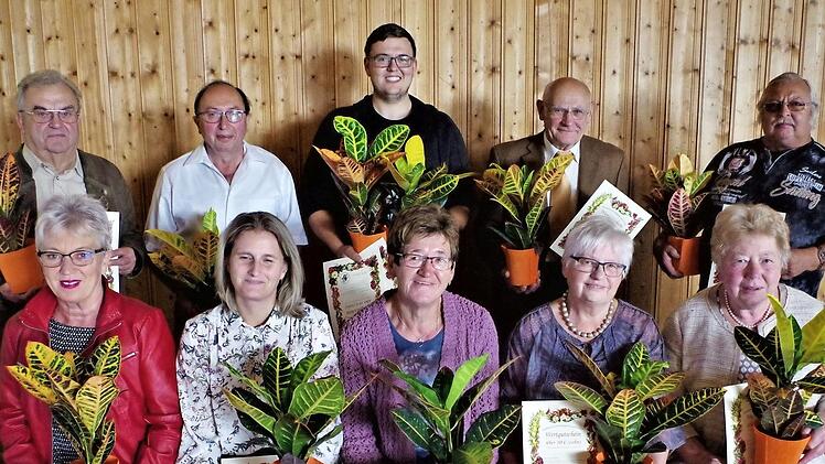 In der dritten Gruppe konnte Kreisvorsitzender Fritz Pohl dreizehn Hobbygärtner aus dem Landkreis Kronach für ihr ökologisches Engagement im Garten ehren.