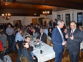 Martin Stingl (rechts) spricht sich mit Ulrich Maly über den Verlauf des Abends ab. Rainer Lutz