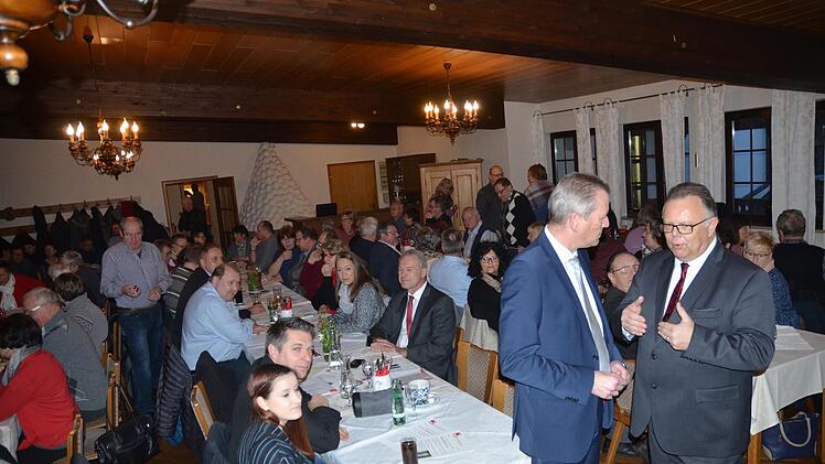 Martin Stingl (rechts) spricht sich mit Ulrich Maly über den Verlauf des Abends ab. Rainer Lutz