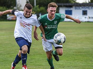Die Sander Zweite um Nicolas Bulheller (rechts) kassierte gegen den TSV Gochsheim zuletzt sechs Gegentore. Nun wartet beim Tabellenf&uuml;hrer FC Thulba die n&auml;chste hohe H&uuml;rde.  Foto: Ryan Evans