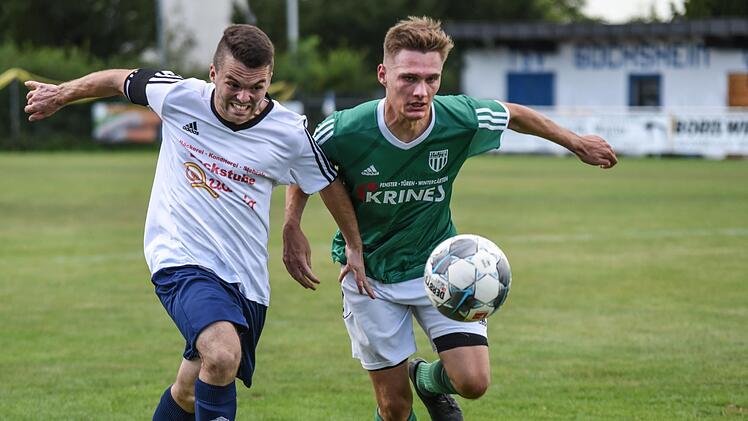 Die Sander Zweite um Nicolas Bulheller (rechts) kassierte gegen den TSV Gochsheim zuletzt sechs Gegentore. Nun wartet beim Tabellenf&uuml;hrer FC Thulba die n&auml;chste hohe H&uuml;rde.  Foto: Ryan Evans